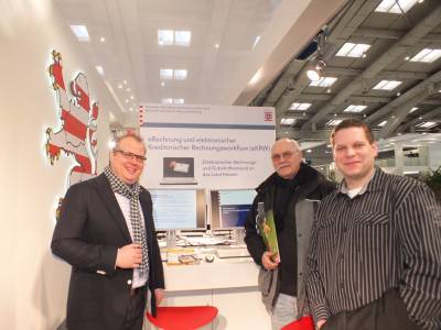 Moderne Kommunalverwaltung und schnelle Bürgerkommunikation: CDU-Bürgermeisterkandidat Stephan Paule (links) informierte sich mit Kurt Schmidt (2. v.r.) und Frank Jungk auf der Computermesse CeBIT in Hannover.