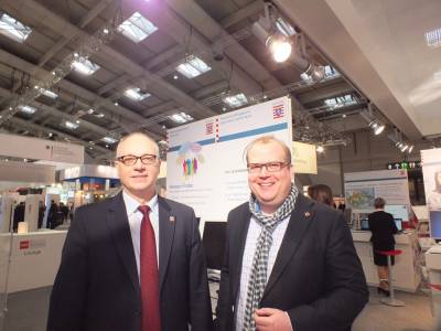Am Hessen-Stand: CDU-Bürgermeisterkandidat Stephan Paule mit Hessens eGovernment-Staatssekretär (CIO) Horst Westerfeld.