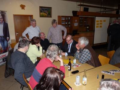 Schwabenrod/ Münch-Leusel: Angeregte Gespräche nach der Kandidatenverstellung.