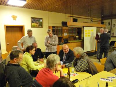 Schwabenrod/ Münch-Leusel: Angeregte Gespräche nach der Kandidatenverstellung.