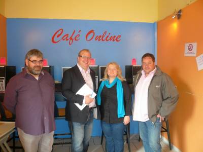 Besuch im Café Online. Vlnr: Peter Weigang, Stephan Paule, Thomas Müller, Antje Borgerding.