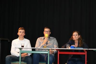 Vom Kreisjugendparlament waren Laurin Eckert und Sebastian Simon (1.und 2. von links) vertreten, für die Linke nahm MdL Janine Wissler an der Veranstaltung teil.