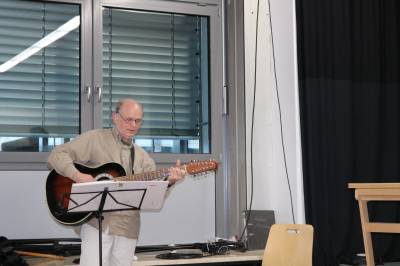 Musikalische Ein- und Rückblicke vermittelte Liedermacher Broder Braumüller.