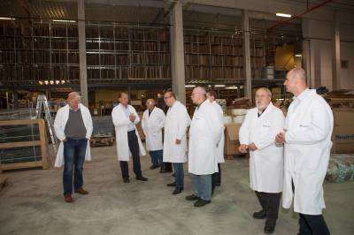 Produktionshalle Korrvu. Vlnr.: CDU-Vorsitzender Bernhard Schmidt, Produktionsmanager Dirk Eichholz, Richard Weicker, Bürgermeisterkandidat Stephan Paule, Kurt Schmidt, Frank Jungk, Rudolf Heß, Produktionsmanager Samir Memic.