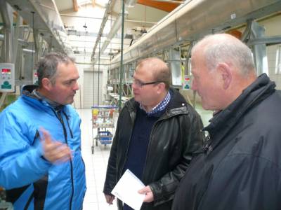 Dirk Steuernagel erläutert den Melkstand. Vlnr.: Dirk Steuernagel, Landtagsabgeordneter Kurt Wiegel, Bürgermeisterkandidat Stephan Paule.