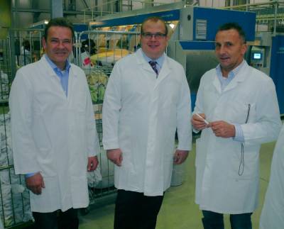 Vor der Heißmangel. Vlnr.: Inhaber Stefan Decher, Bürgermeisterkandidat Stephan Paule, Betriebsleiter Tino Wilk.