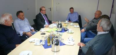 Im Gespräch. Vlnr.: CDU-Vorsitzender Bernhard Schmidt, Betriebsleiter Tino Wilk, Bürgermeisterkandidat Stephan Paule, Inhaber Stefan Decher, Richard Weicker, Matthias Wilhelm (verdeckt), Klaus-Dieter Behlen.