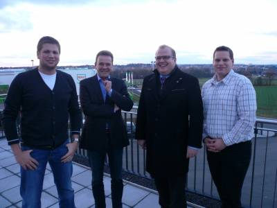 Blick auf Alsfeld. Vlnr.: Matthias Wilhelm, Inhaber Stefan Decher, Bürgermeisterkandidat Stephan Paule, Frank Jungk.