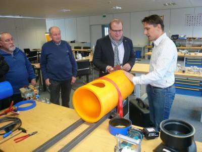 Beispiel an der Werkbank. Geschäftsführer Achim Spychalski-Merle (r.) erklärt Bür-germeisterkandidat Stephan Paule ein Anwendungsgebiet für PE-Schweißgeräte.