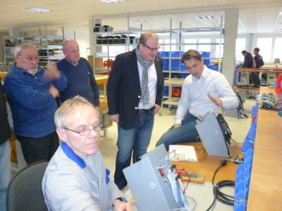 Innovative Technologie. Geschäftsführer Achim Spychalski-Merle (r.) erläutert den inneren Aufbau der Steuereinheit eines PE-Schweißgerätes.