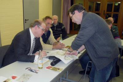 Stein des Anstoßes: Ortsvorsteher Norbert Hahn erläutert Bürgermeisterkandidat Stephan Paule und Berthold Rinner einen Auszug aus dem Teilregionalplan Energie Nordhessen.